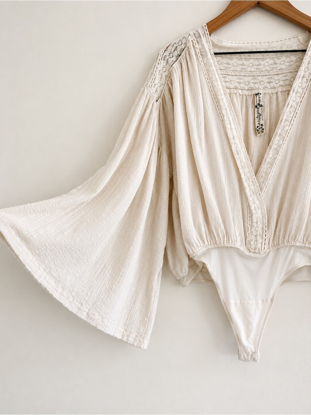 Free People Intimately Cream Lace Boho Bell Sleeve Bodysuit Size Medium - Picture 3 of 4